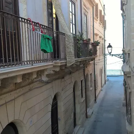 A 100 Passi Da Calarossa * Syracuse